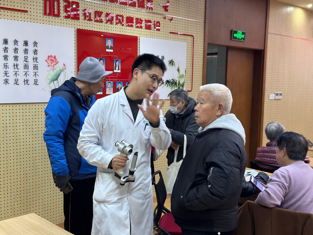 薛佳宇為老人做檢查并回答咨詢問題(1).jpg